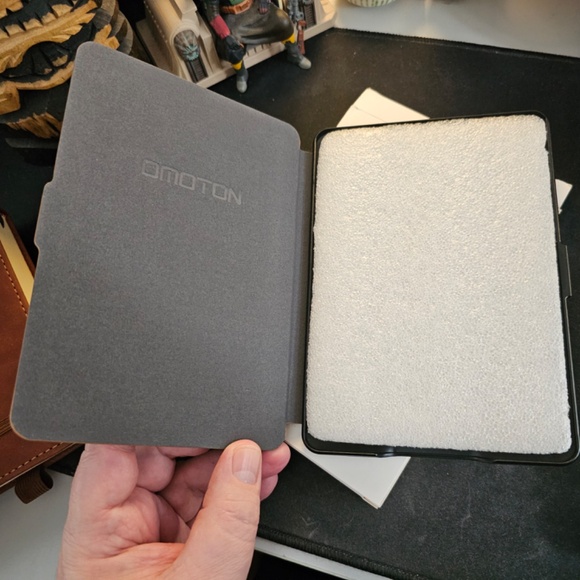 Authentic Omoton Kindle Paperwhite (pre-2018 models) hardshell case, NIB, brown - Picture 3 of 5